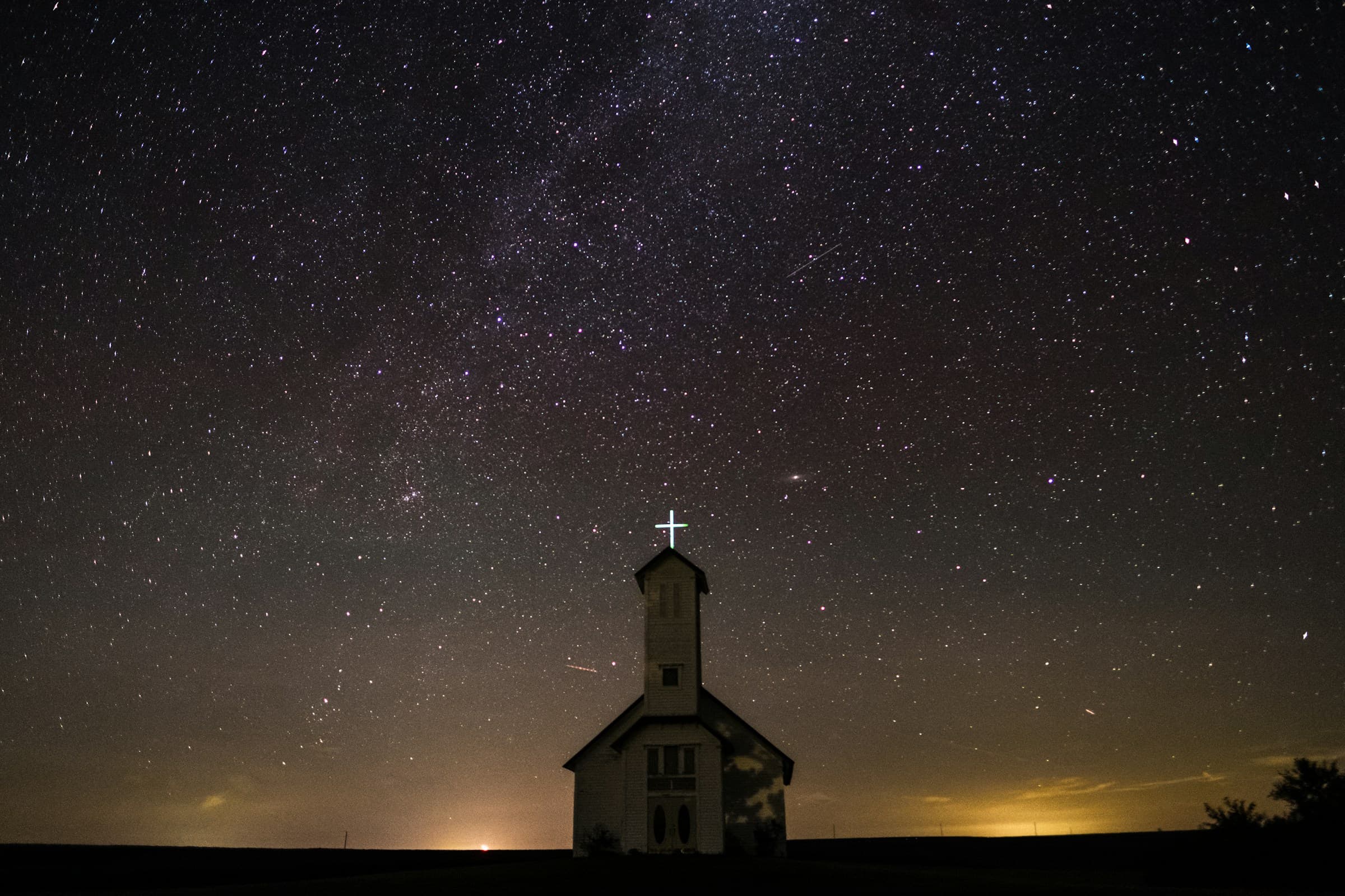 Kirke under stjernehimmel